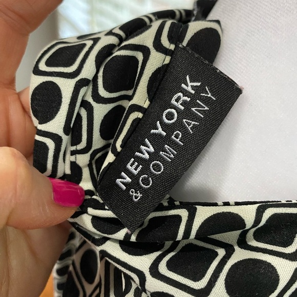 New York & Company Black and White Fitted Button Down Shirt - Picture 3 of 3